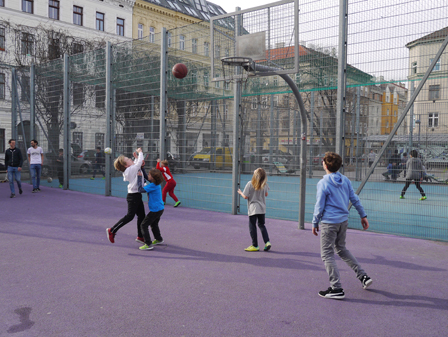 Basketball spielende Kinder