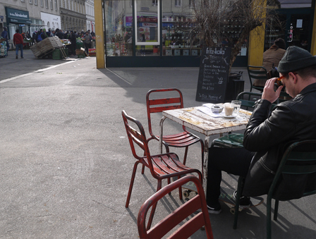 Mann trinkt Latte Macchiato